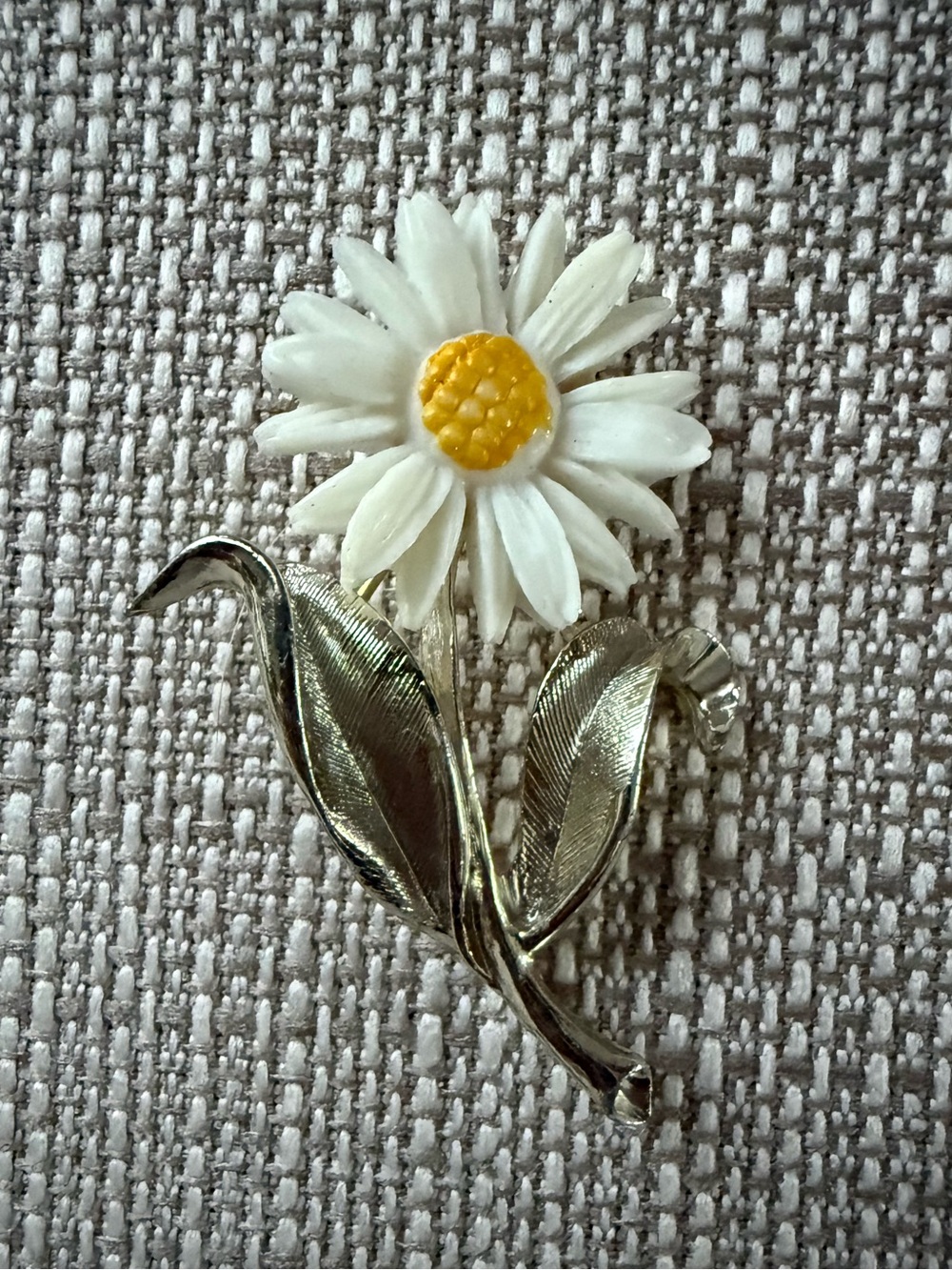 Sarah Coventry Daisy Flower White Petals w/yellow center Vintage  Brooch